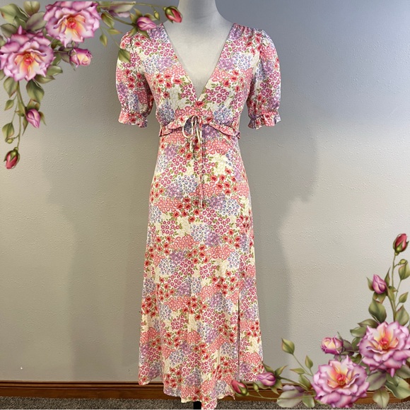 SO Dresses & Skirts - SO short sleeve v-neck floral midi dress size‎ extra small